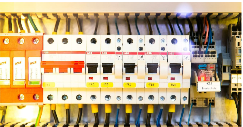 集中式与分布式UPS有什么区别，性能有什么不同？