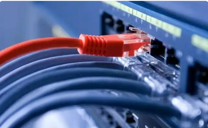 监控突然黑屏！90%都踩的POE交换机死亡陷阱，第3条直接毁设备